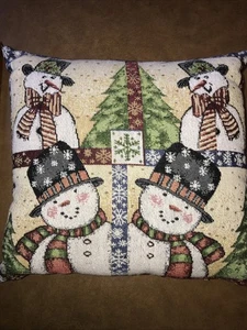 Cuatro muñecos de nieve y árbol tapiz almohada decoración navideña 15" x 15" - Imagen 1 de 6