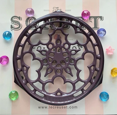 LE CREUSET CASSIS PÚRPURA OSCURO REDONDO HIERRO FUNDIDO TRIVET METAL USADO/NUEVO ULTRA RARO Foto 1 de 4