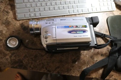 PANASONIC NV-VZ17PN VHS-C 700x Digital zoom Camcorder w/ Genuine CGR-V14 Battery - Image 1 of 4