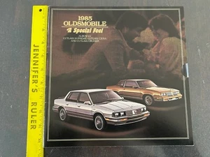 Album Oldsmobile A Special Feel 1985 n. 2 depliant. 32 pagine. Libreria Color GM - Foto 1 di 3