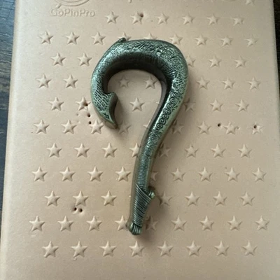 Prendedor de gancho de pescado Disney Moana Maui D23 magia y misterio *LE* Foto 1 de 2