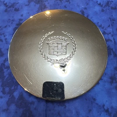 Хромированный оригинальный центральный колпак для Cadillac Deville DTS 2000–2005 годов выпуска P/N 9593259 - Изображение 1 из 4