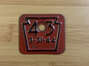 Etiqueta de matrícula vintage de metal rojo de la era de la Segunda Guerra Mundial 3-31-44 coche automático PA Pennsylvania re - Imagen 1 de 3