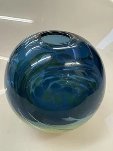 Blau grüne Wirbel mundgeblasene Kugel Vase 5,5" H - Bild 1 von 7