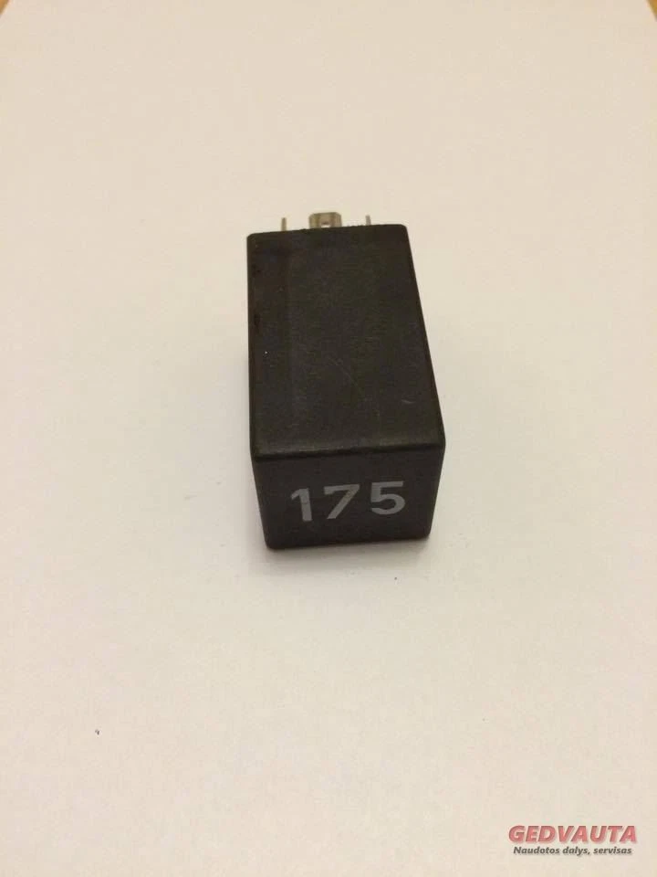 Relais VW PASSAT B5 3B2 3A0 927 181 1.80 essence 1999 17998136 - Photo 1/1