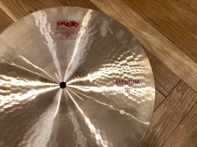 Platillo mediano Paiste 2002 de 16 pulgadas con algunos arañazos y suciedad Foto 1 de 4