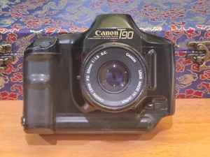 Fotocamera a pellicola automisurante Canon T90 con obiettivo 50 mm f1.8. - Foto 1 di 4
