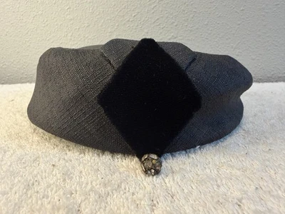 Sombrero gris vintage Clover Lane, pastillero para mujer con pieza negra y joya Foto 1 de 4