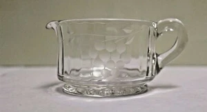 Jarra crema de vidrio prensado cristalino grabado vintage 2 pulgadas de alto ¡Bonita! - Imagen 1 de 5