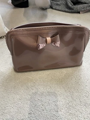 Ted Baker Kosmetiktasche Schleife Rosegold Lack Make up  - Bild 1 von 4