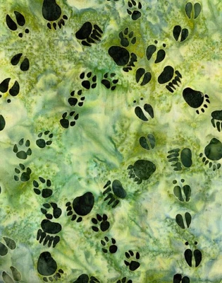 Robert Kaufman Paw Prints Adventure Batik Verde 100% Edredón Algodón POR YARMA Foto 1 de 2