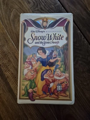Snow White and the Seven Dwarfs - Walt Disney VHS 1994 - Masterpiece Collection - Image 1 of 3