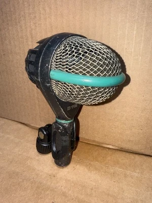 AKG D112 LARGE DIAPHRAGM DYNAMIC BASS / KICK DRUM MICROPHONE WITH MIC CLIP - Image 1 of 4