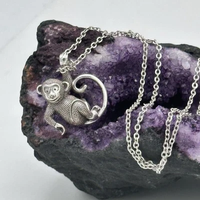 Collar Colgante Brighton Mono Alrededor Plateado Ajustable Foto 1 de 4