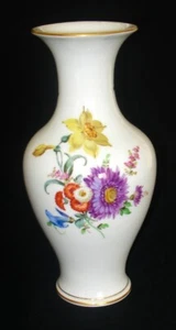 Vintage MEISSEN Porcelain Vase Hand Painted Flower Bouquets 9 in Tall - Picture 1 of 8
