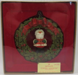 Adorno de colección Hallmark Twirl Abouts - Giro sobre Santa en corona - Recortador de árboles - Imagen 1 de 9