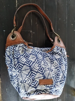 Cartera de hombro/eslinga marca Lucky.  Color azul y blanco.   Foto 1 de 4