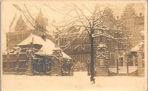 Großes Gated Home eingezäunt schneebedeckt 1910 Ära RPPC Postkarte VV1 - Bild 1 von 2