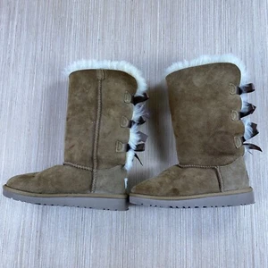 Stivali UGG Bailey triplo fiocco bambina taglia 1 castagno scamosciato alti invernali 1007309 - Foto 1 di 10
