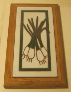 Handbemalte Eiche gerahmte KUNSTFLIESE Untersetzer oder Wandrelief SIEGEL ARTS Frühlingszwiebeln - Bild 1 von 3