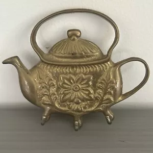 Beautiful Vintage Solid Brass kettle key holder wall hanging for 3 keys 12x 9cm - Picture 1 of 5