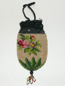 Biedermeier Perlenstickerei, Rosen, Blätter, handgearbeitet, gehäkelter Rand - Picture 1 of 6