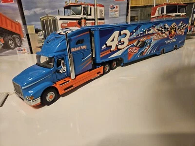  Franklin Mint 1/43 Scale International Richard Petty Truck - Image 1 of 4