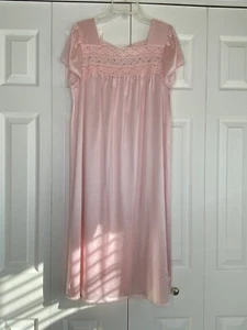 Women's Vintage Vanity Fair Nightgown Knee Length Lace Embroidered Roses Sz Med - Picture 1 of 3