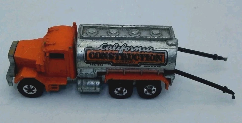 Hot Wheels Vintage 1:64 1979 Peterbilt construcción California con mangueras casi como nuevo Foto 1 de 4