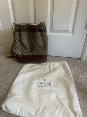 Bolso Cubo Gucci GG Supreme Vintage con Rayas Web y Cordón Foto 1 de 4