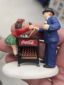 DEPT 56 A COKE FOR YOU AND ME 59430 Christmas InThe City CocaCola DEPARTMENT D56 - Bild 1 von 2