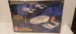 Star Trek USS Enterprise Flight Display Model Kit 8787 AMT 1995 - SEALED - Picture 1 of 5