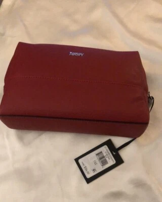 DKNY Rojo Sintético Saffiano Grande Cuadrado ZA Estuche de Cosméticos Bolso Nuevo con Etiquetas Foto 1 de 4