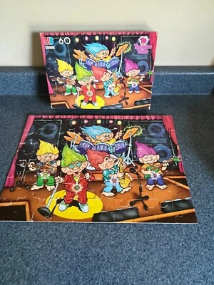 MB MILTON BRADLEY СОКРОВИЩЕ ТРОЛЛЕЙ РОК-ГРУППА 60 ШТ. ПАЗЛ ПОЛНЫЙ - Изображение 1 из 4