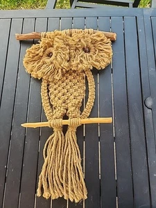 Vintage Macrame JUTE Wall Hanging Brown Owl 17” Wood Perch Bead Eyes 70's Retro - Bild 1 von 6