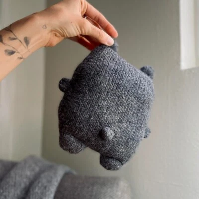 Ручной вязки медведь подушка плюшевая игрушка. Смесь кашемира/шерсти - Изображение 1 из 3