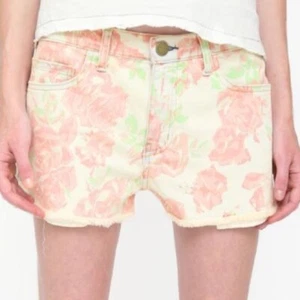 Current Elliott Boyfriend Relaxed Cut Off Denim Red Pink Rose Shorts - Size 24 - Picture 1 of 12