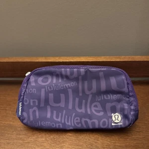 Borsa cintura Lululemon Everywhere in viola atomico *RARA* taglia 1L nuova con etichetta - Foto 1 di 12