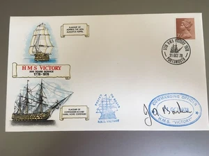 GB BRIEFMARKEN SOUVENIRHÜLLE SIGNIERT VOM KAPITÄN HMS SIEG - Bild 1 von 1