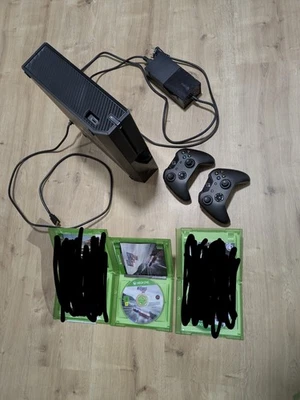 Xbox One mit 2 Controllern und 3 Spielen - Bild 1 von 4