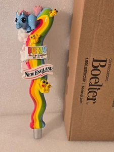Muy buen estado nuevo en caja Fuzzy Baby Ducks Nueva Inglaterra arco iris y unicornio 11" mango de grifo de cerveza - Imagen 1 de 6
