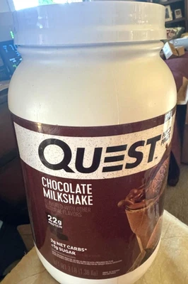 Proteína en polvo para batido de chocolate Quest Nutrition, 22 g de proteína, 1 g de azúcar, 3 lb Foto 1 de 4