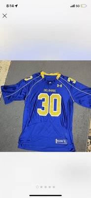 Camiseta de fútbol americano Under Armour de la NCAA de la Universidad de Delaware azul para hombre pequeña Foto 1 de 4
