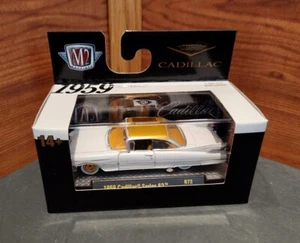 NUOVISSIME MACCHINE M2 BIANCHE E ORO 1959 CADILLAC® SERIE 62™ SCALA 1:64 CON CUSTODIA - Foto 1 di 11
