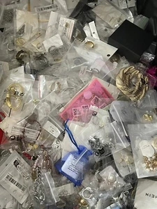 200 Pieces of Fashion New Jewelry - Bracelets, Earrings &some Watches Lot #4 - Picture 1 of 6