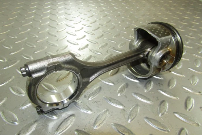 Honda Civic MK9 2015 1,4 I-VTEC L13Z4. Pistón y varilla de conexión/conexión HF27 45K Foto 1 de 4