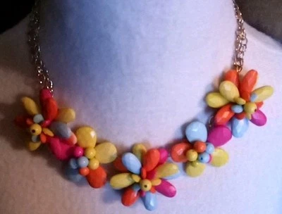 Collar Flor Plástico, Colorido, Primavera Foto 1 de 4