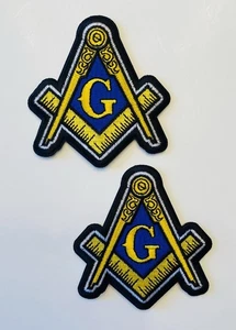 LOTTO DI 2 - TOPPE MASSONICHE QUADRATE E BUSSOLA ORO MASSONICO - Foto 1 di 1