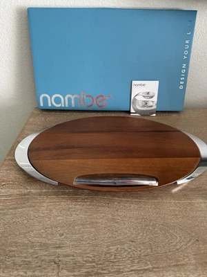 Tabla de queso de madera de acacia Nambe Eclipse con cuchillo Foto 1 de 4