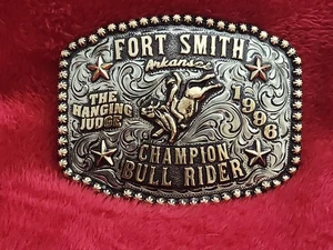 Bull Riding Champion HANGING JUDGE Trophy Buckle☆Fort Smith Arkansas☆1996☆234 - Picture 1 of 16